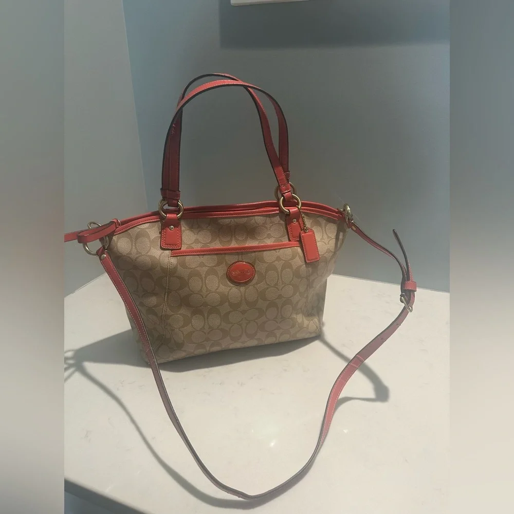 Coach Signature coated canvas exterior with patent leather trim Tote Bag - Picture 3 of 16